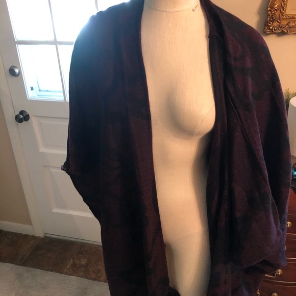 Shawl or Capelet - Picture 7 of 15